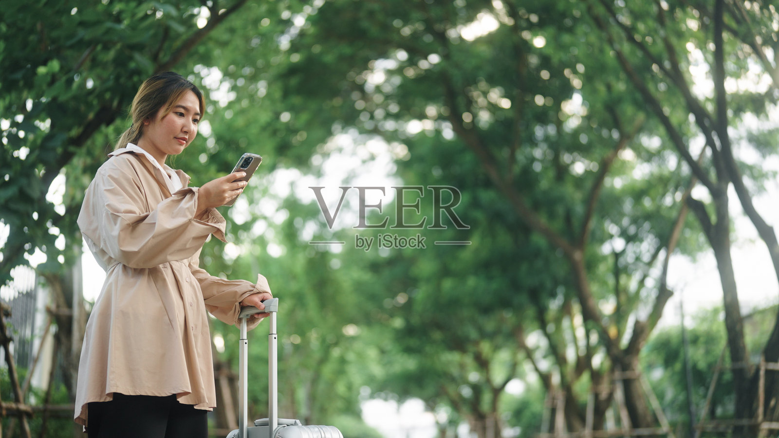 女商人在等出租车。照片摄影图片