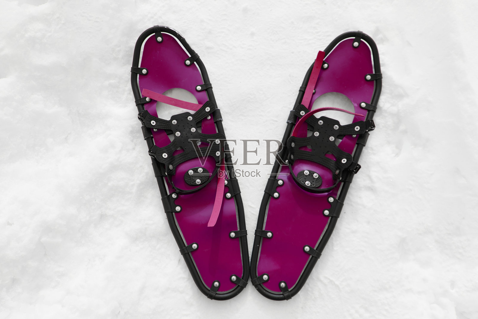 男子穿着雪鞋在雪地上行走照片摄影图片