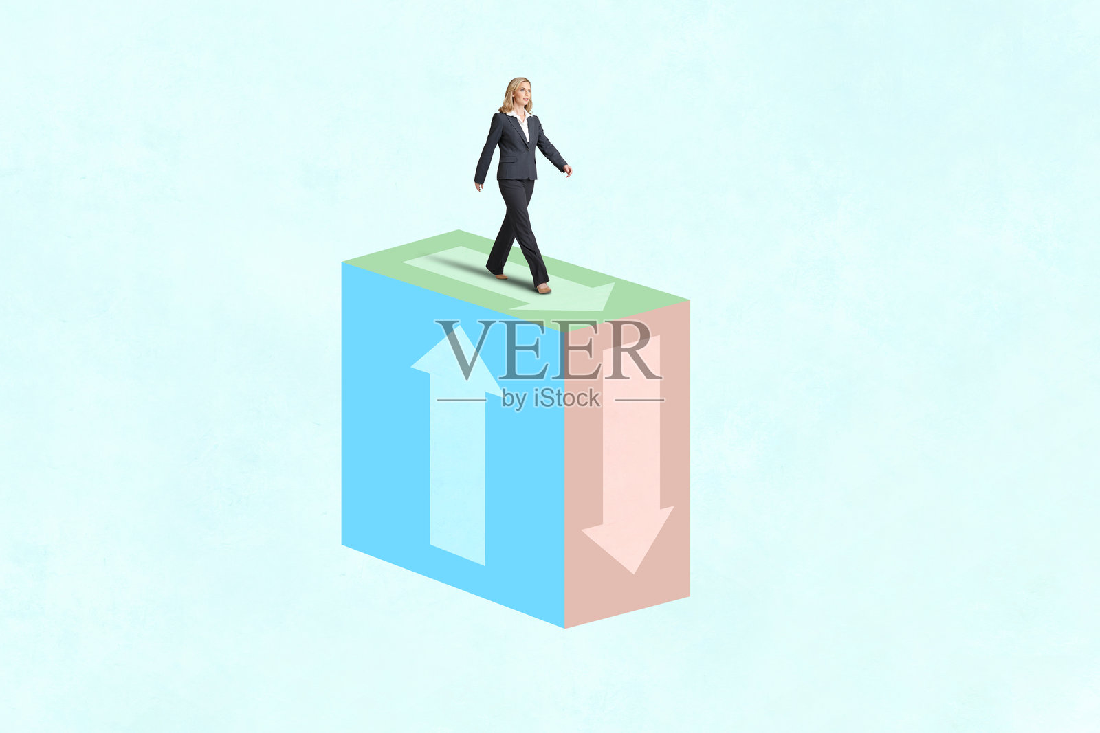 女人走在选择的箱子上照片摄影图片