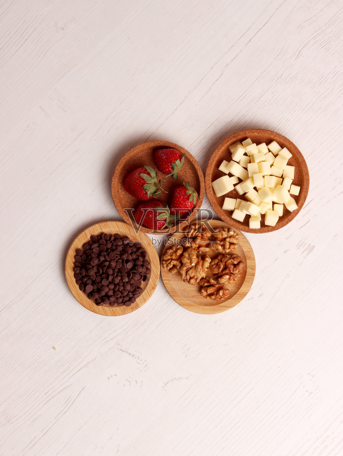 巧克力碎片、草莓、核桃、奶酪的甜点小吃食材照片，厨房用品摆设照片摄影图片