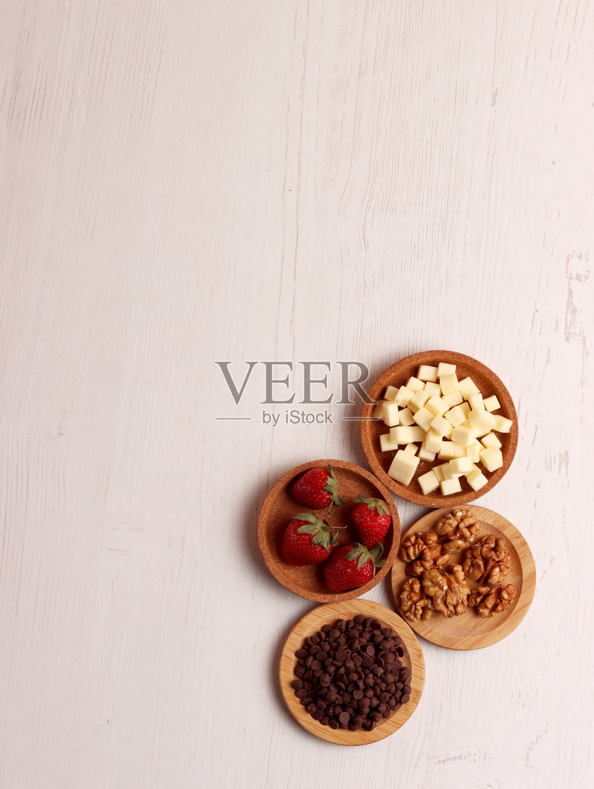 巧克力碎片、草莓、核桃、奶酪的甜点小吃食材照片，厨房用品摆设照片摄影图片