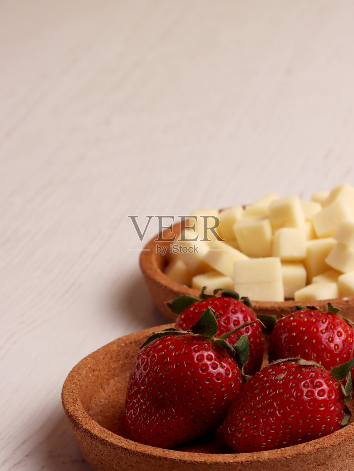 巧克力碎片、草莓、核桃、奶酪的甜点小吃食材照片，厨房用品设置照片摄影图片