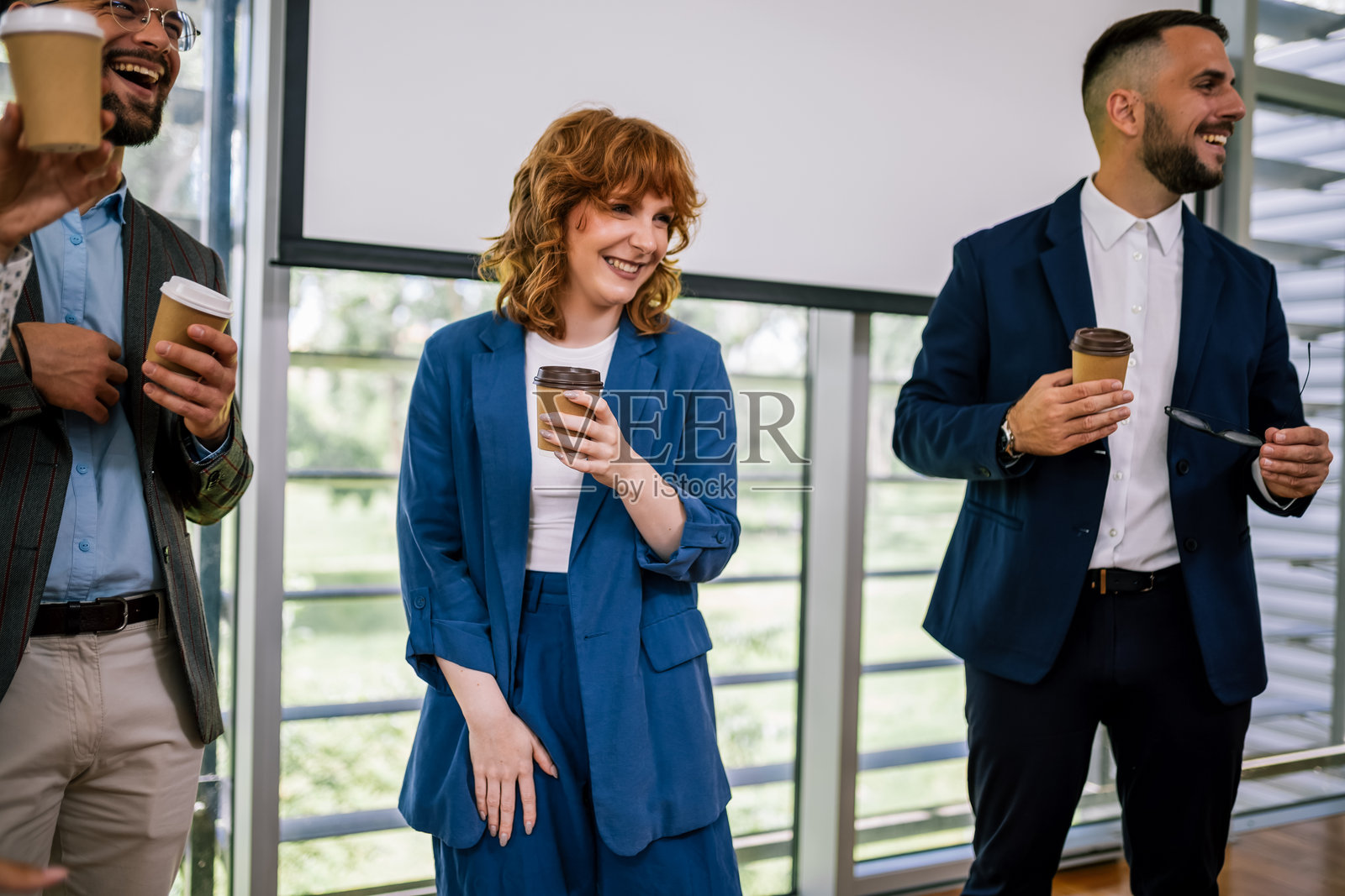 一群多元文化的同事在会议室里享受咖啡休息时间。照片摄影图片