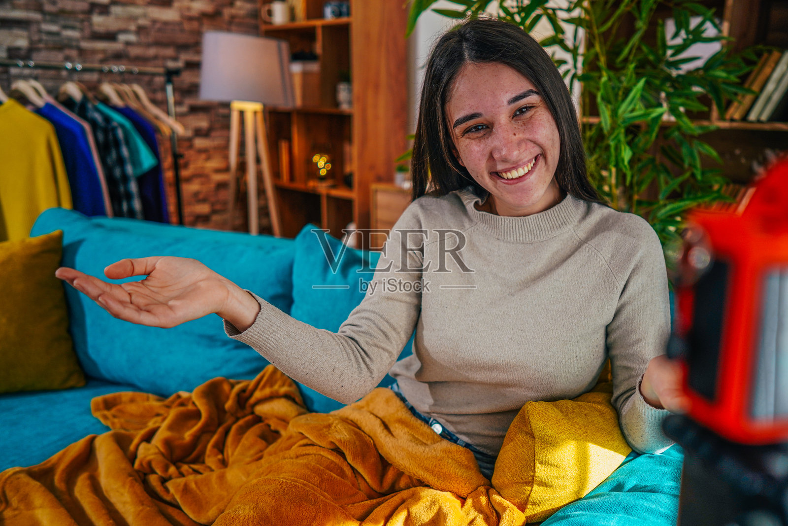 一位年轻女性在客厅里享受时光。照片摄影图片