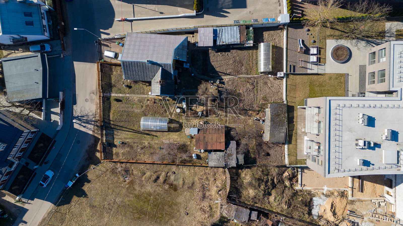 城市混合用途区域的鸟瞰图，带有建筑工地照片摄影图片