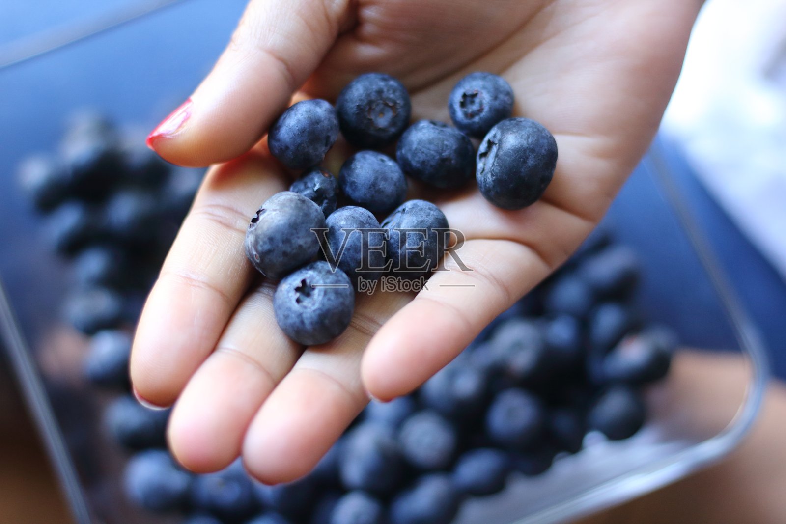 手握黑莓的裁剪图像照片摄影图片