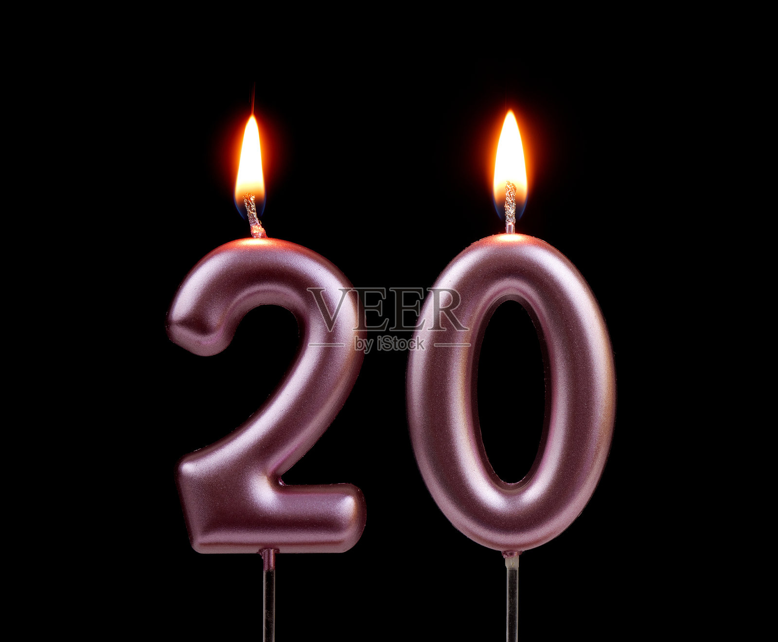 黑色背景上的粉色生日蜡烛，数字20照片摄影图片