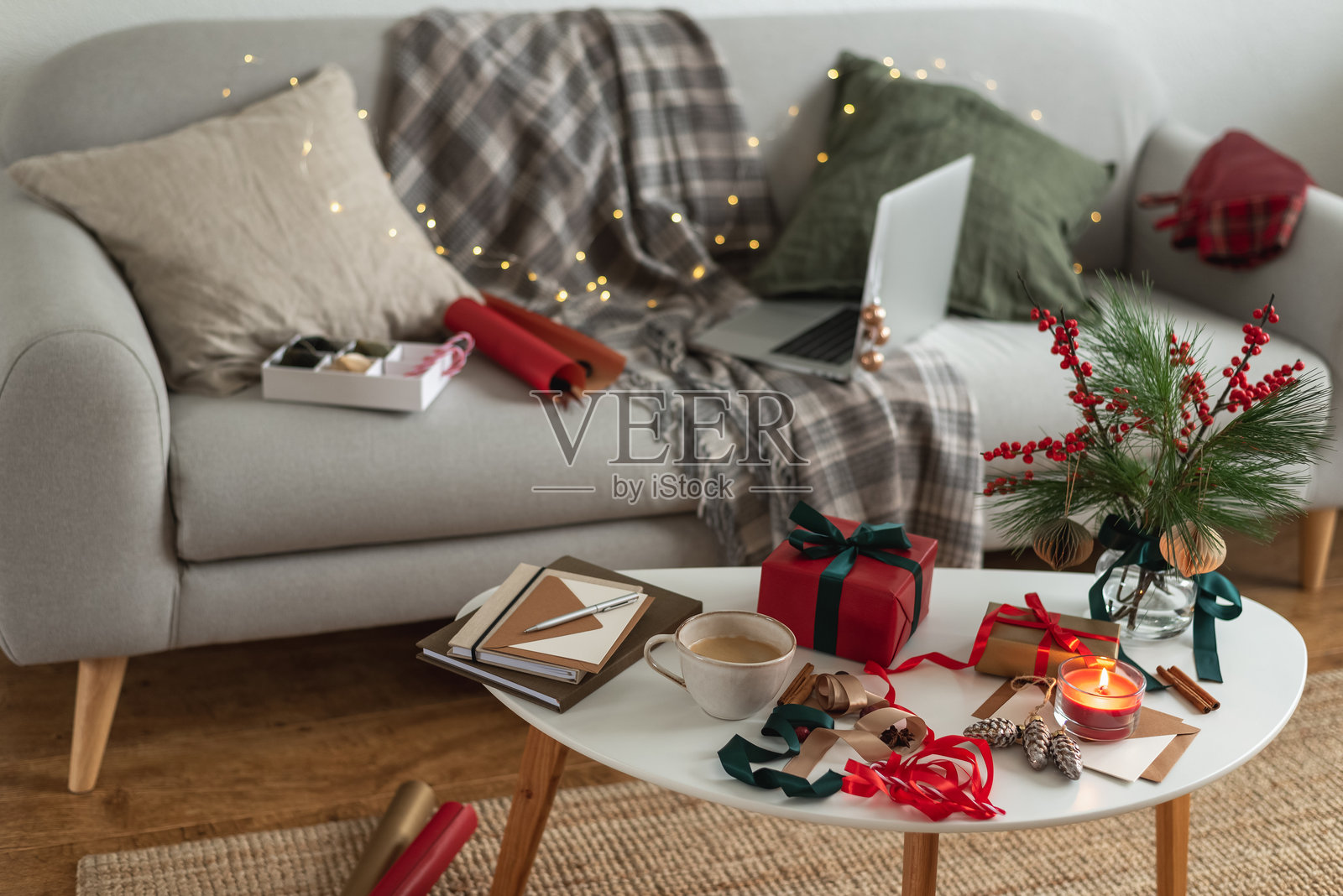 包装圣诞礼物。公寓里一片混乱，正在为圣诞节做准备。照片摄影图片