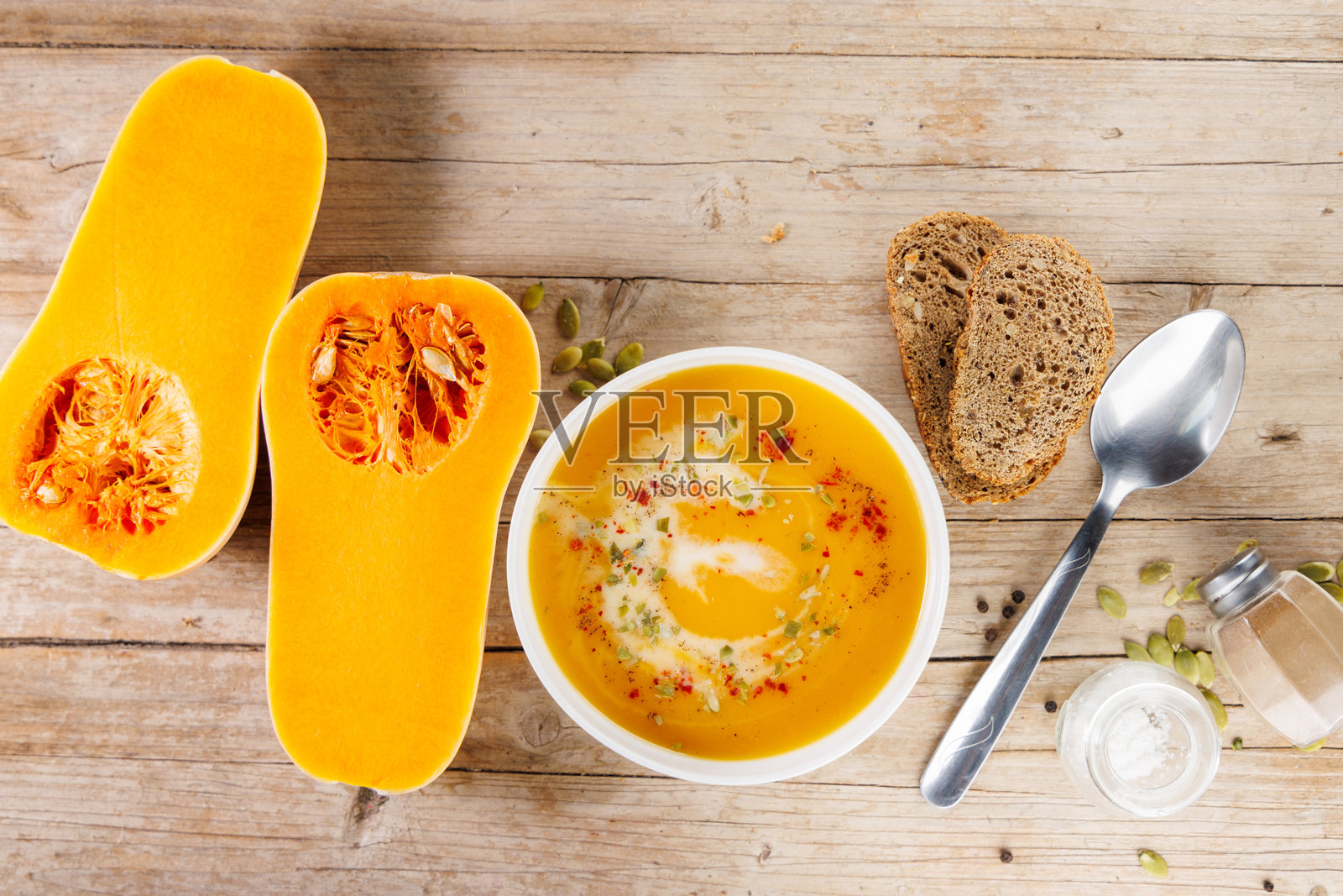 自制南瓜汤放在木质背景上照片摄影图片