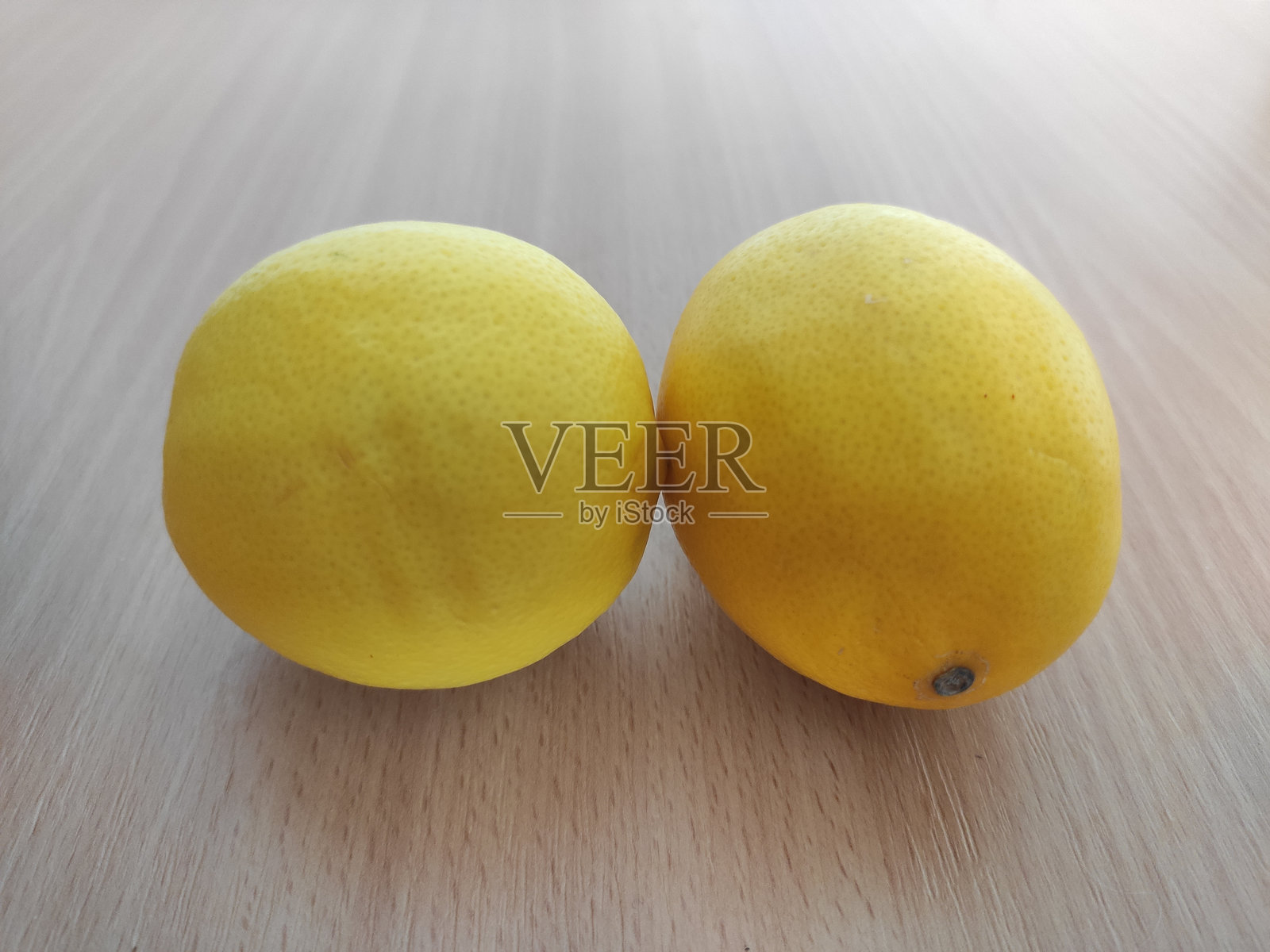 新鲜的柠檬放在桌子上照片摄影图片