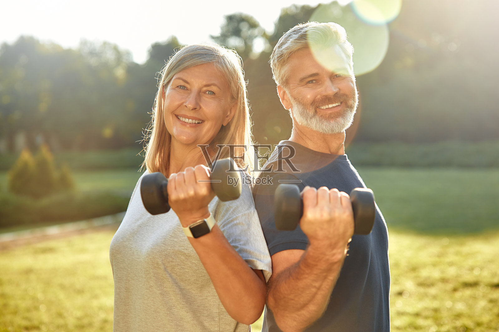 活跃的老年人们在户外一起享受健身活动，拥抱健康与活力照片摄影图片