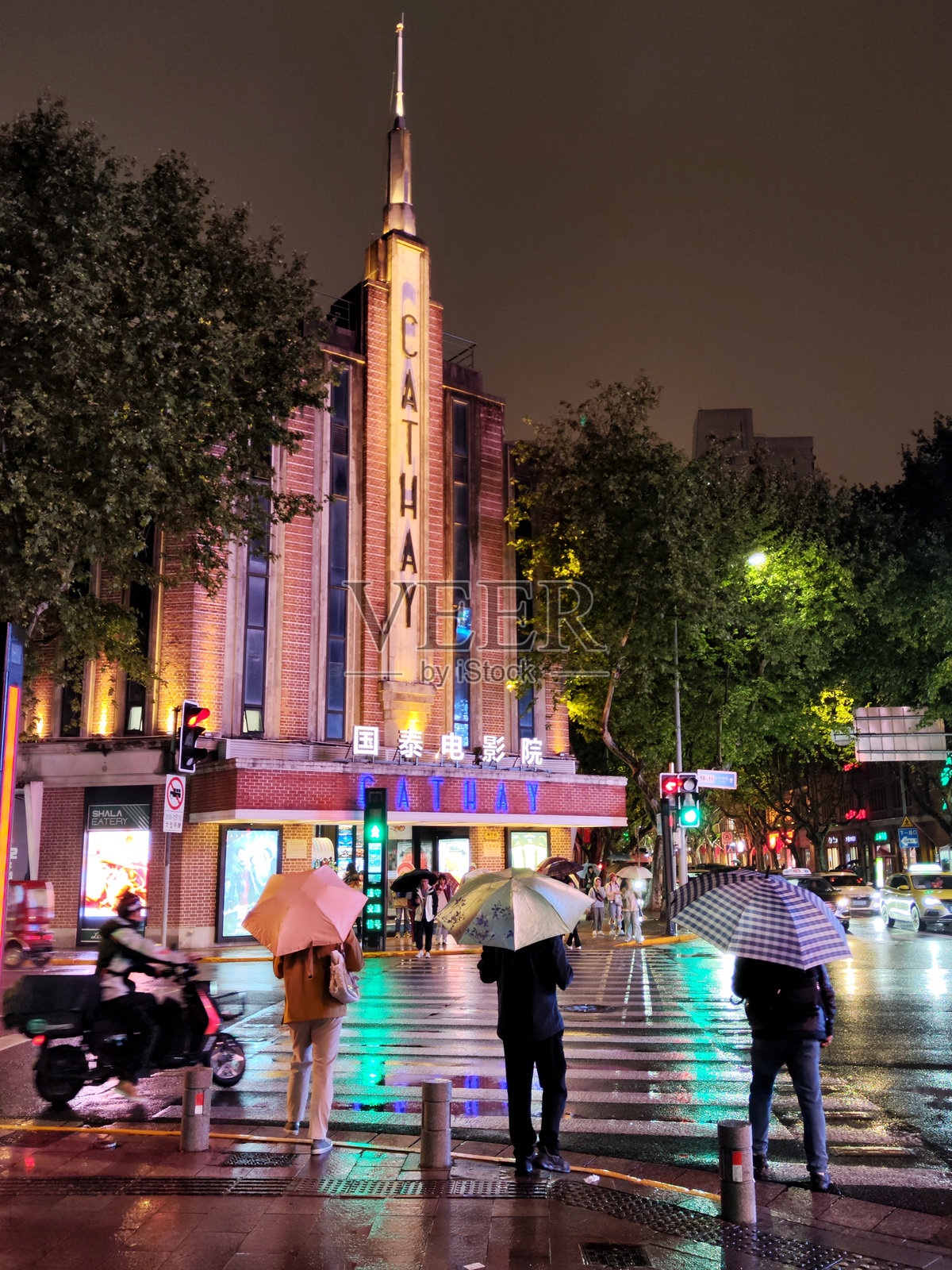 夜晚的上海，国泰电影院照片摄影图片