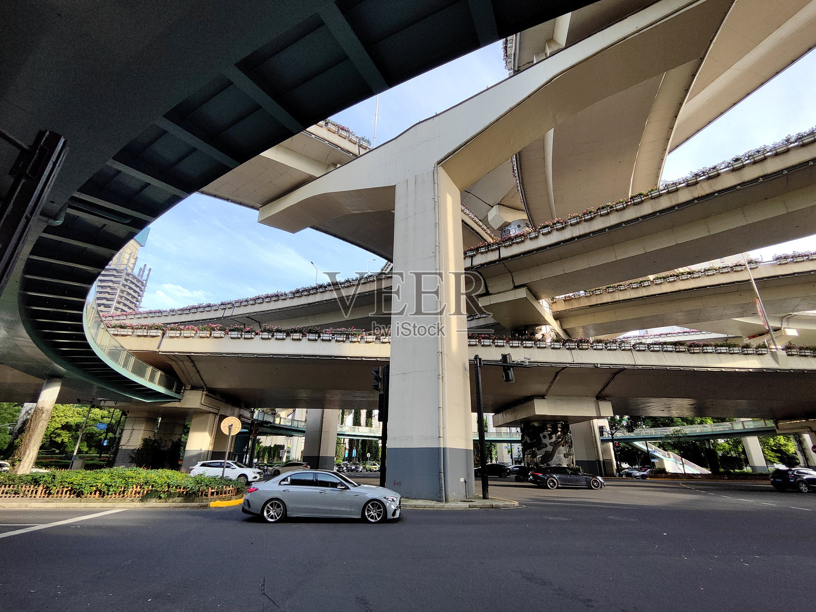 上海延安路九龙柱交叉口照片摄影图片