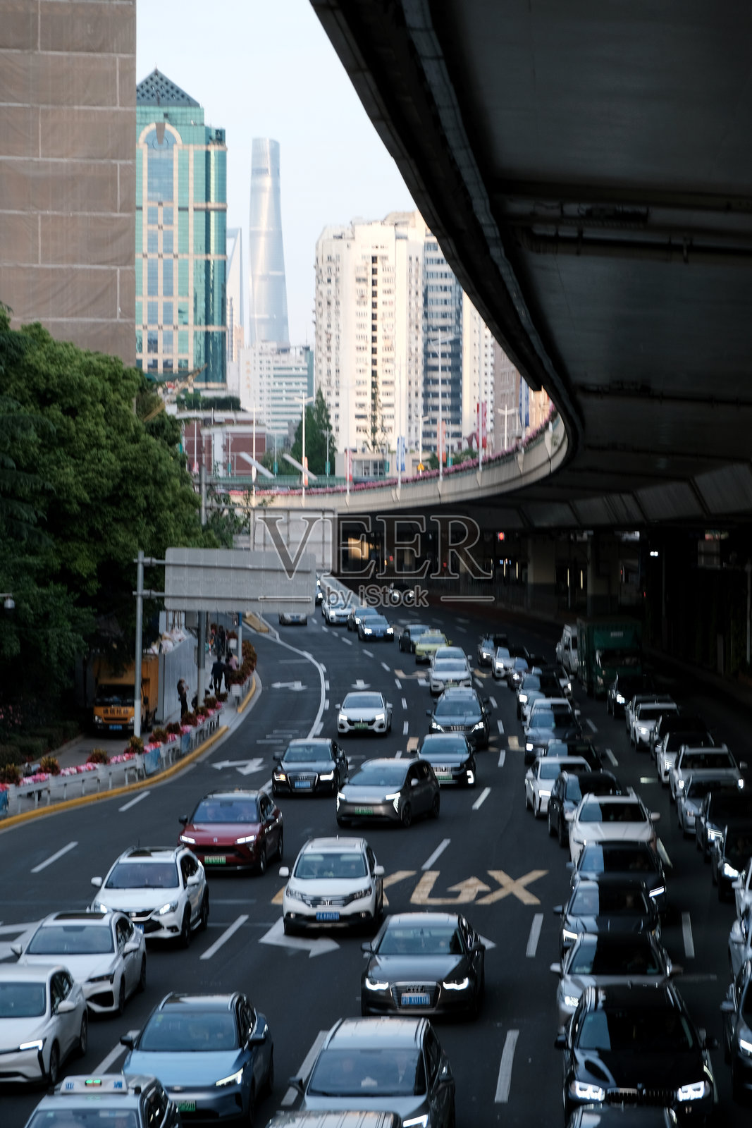 上海延安路的交通拥堵照片摄影图片