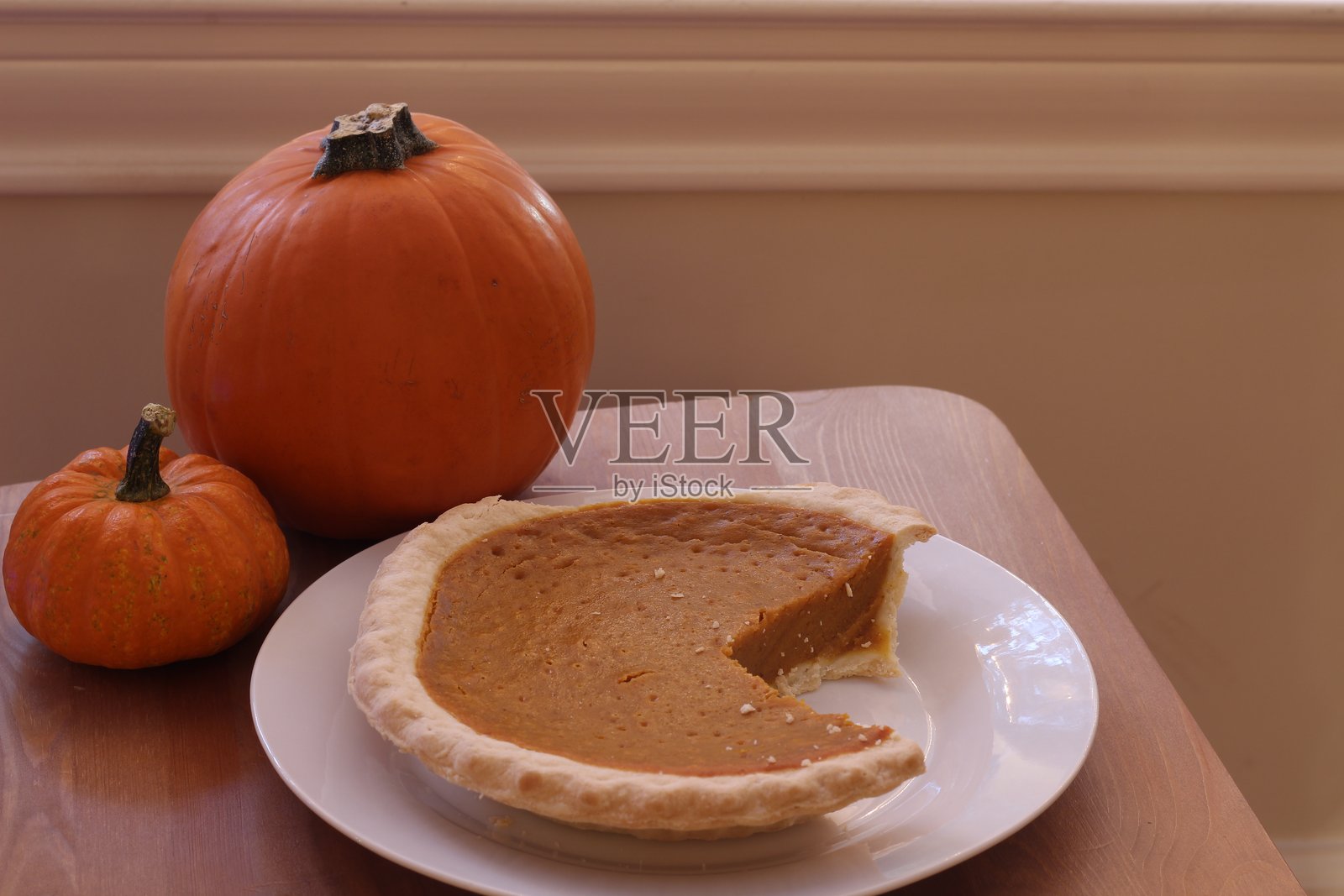 桌上用南瓜盛装的食物特写照片摄影图片