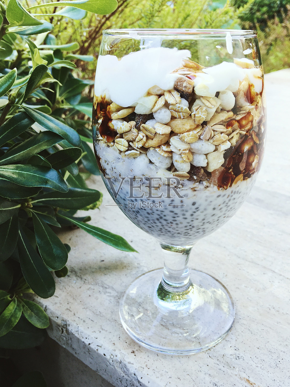 桌上盛放在玻璃杯中的新鲜早餐特写照片摄影图片