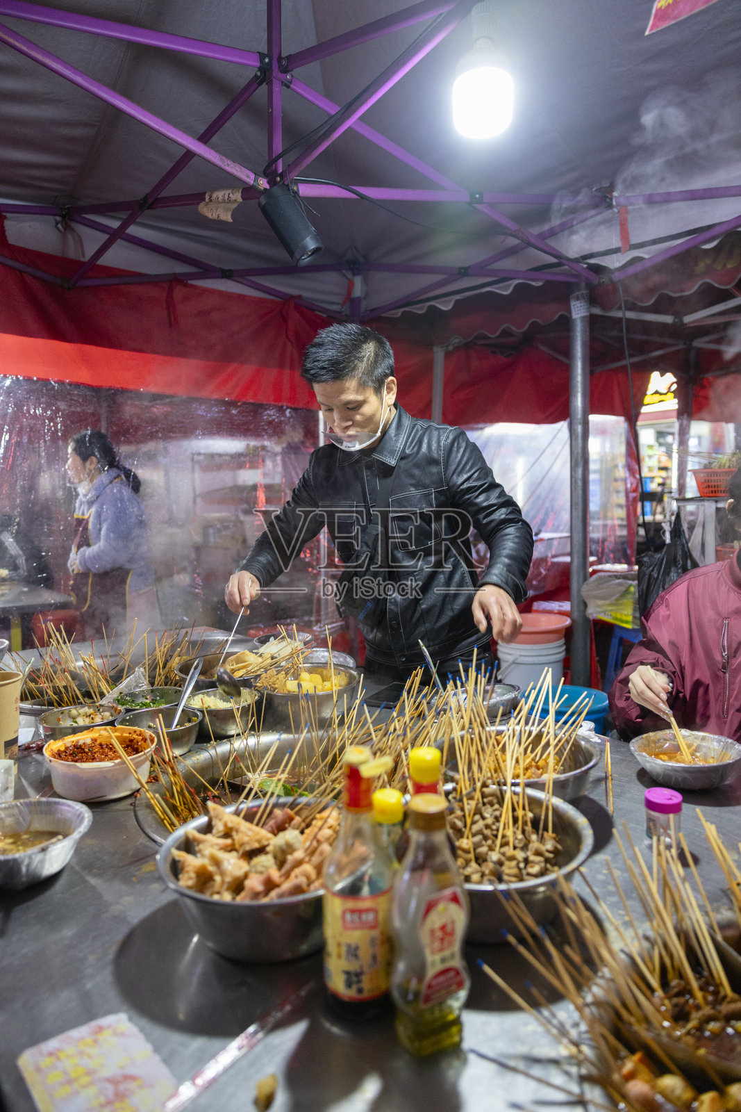 长沙夜市的街头小贩正在准备传统串烧食品照片摄影图片