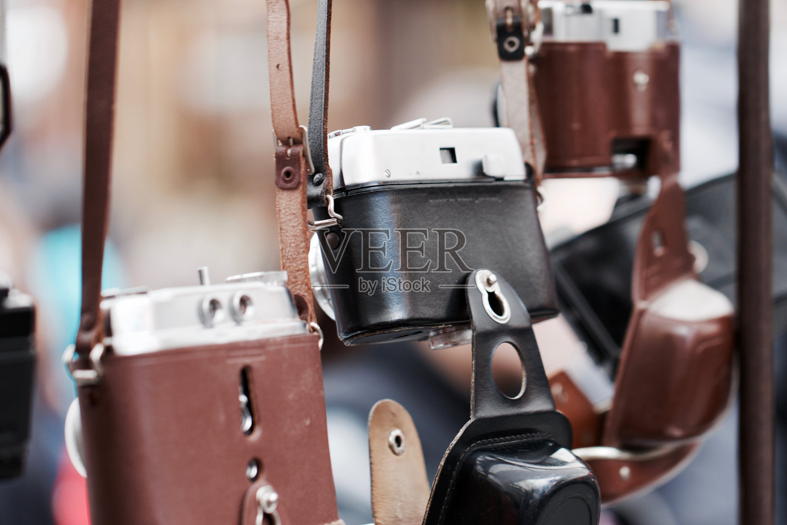 老式复古相机悬挂在户外照片摄影图片