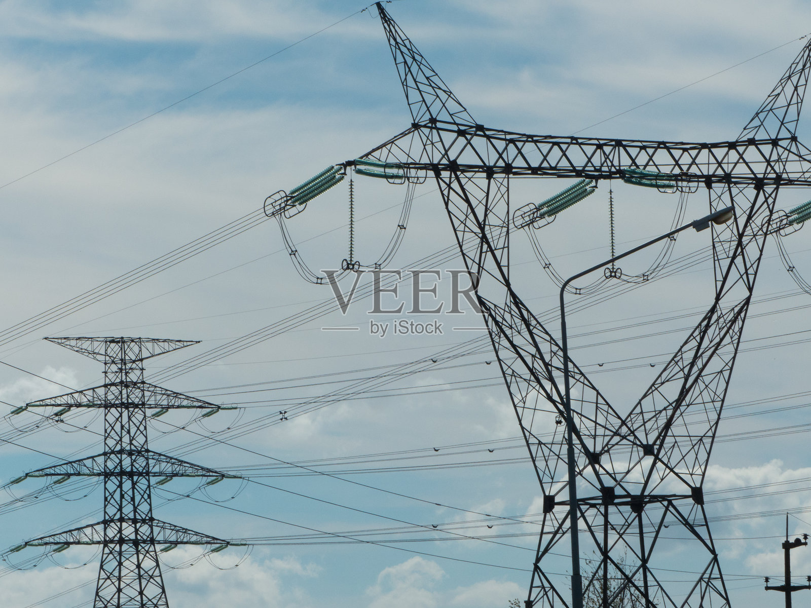 低角度视图的电力塔与天空相映衬照片摄影图片