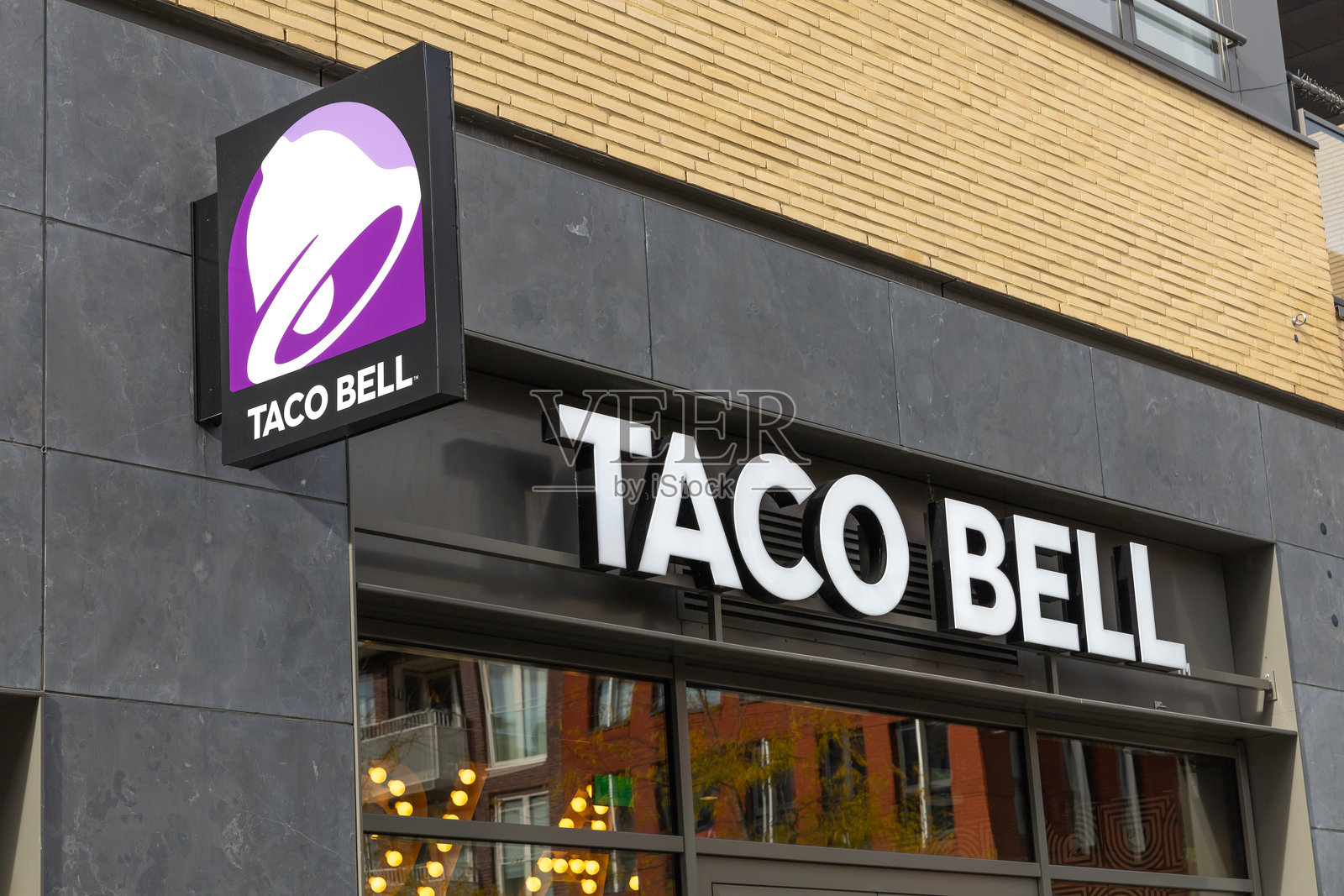 塔可钟餐厅的标志招牌。照片摄影图片