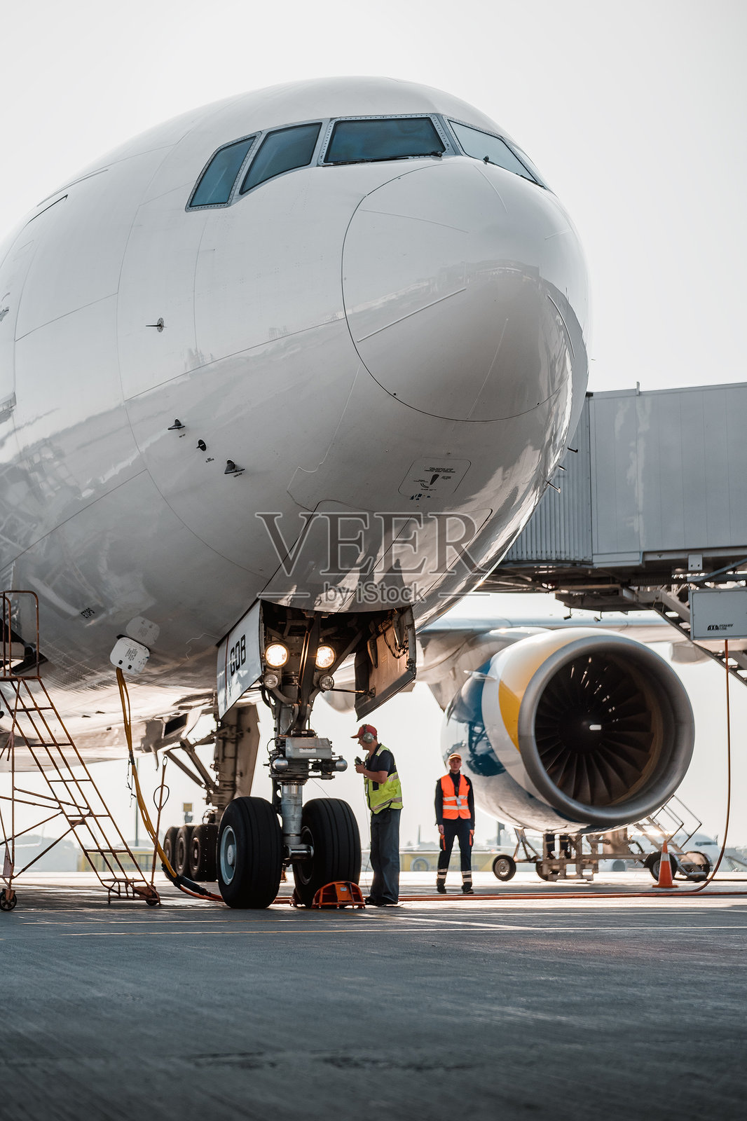 波音777-200正在为航班做准备。照片摄影图片