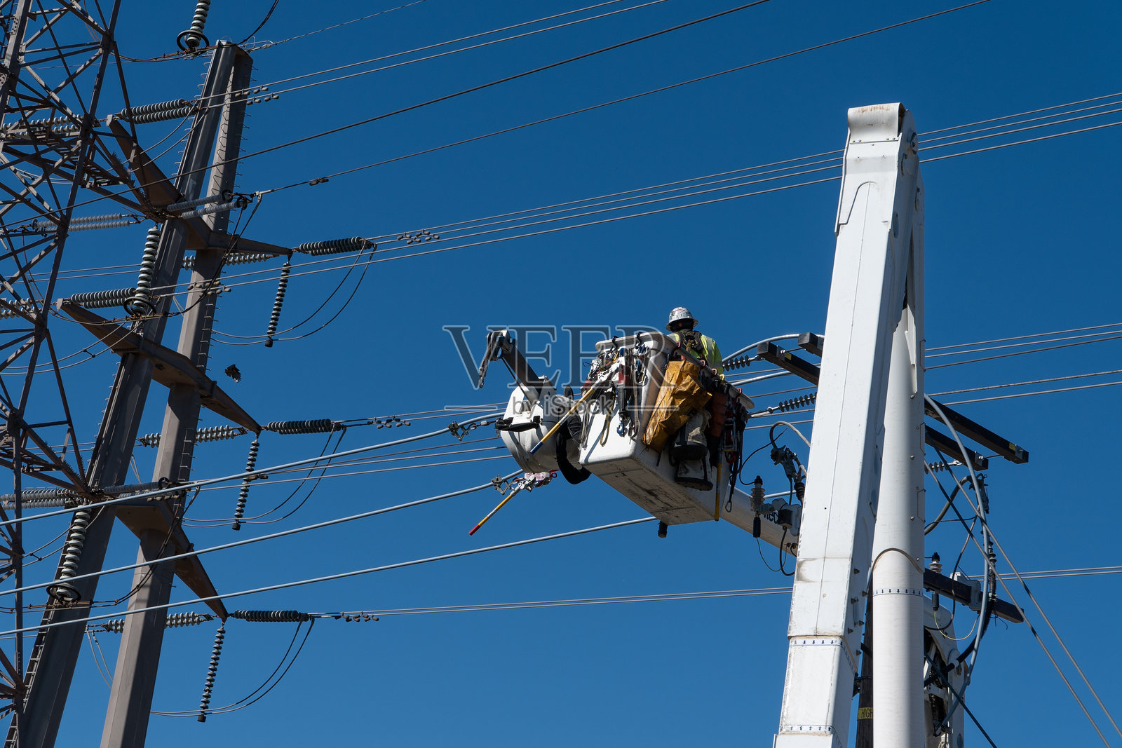 DWP电工在升降机车上维修电话杆照片摄影图片