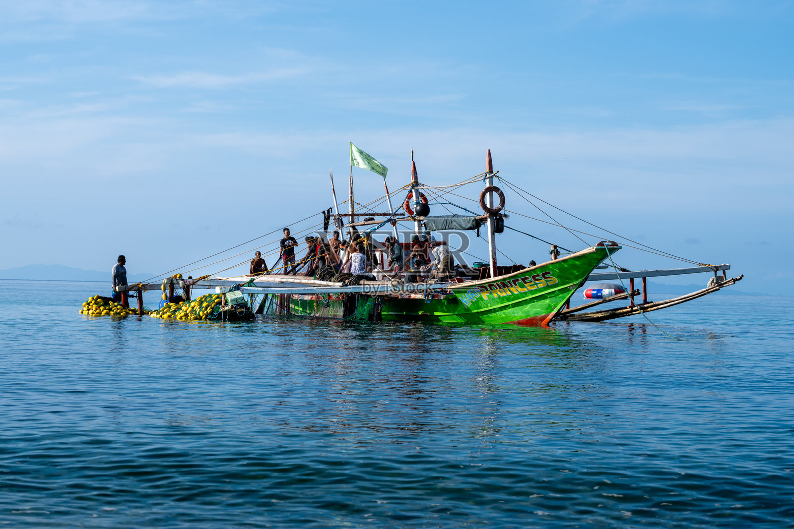 菲律宾巴坦加斯的莱雅海滩 - 2024年8月16日：渔民们带着清晨的捕获返回岸边。照片摄影图片