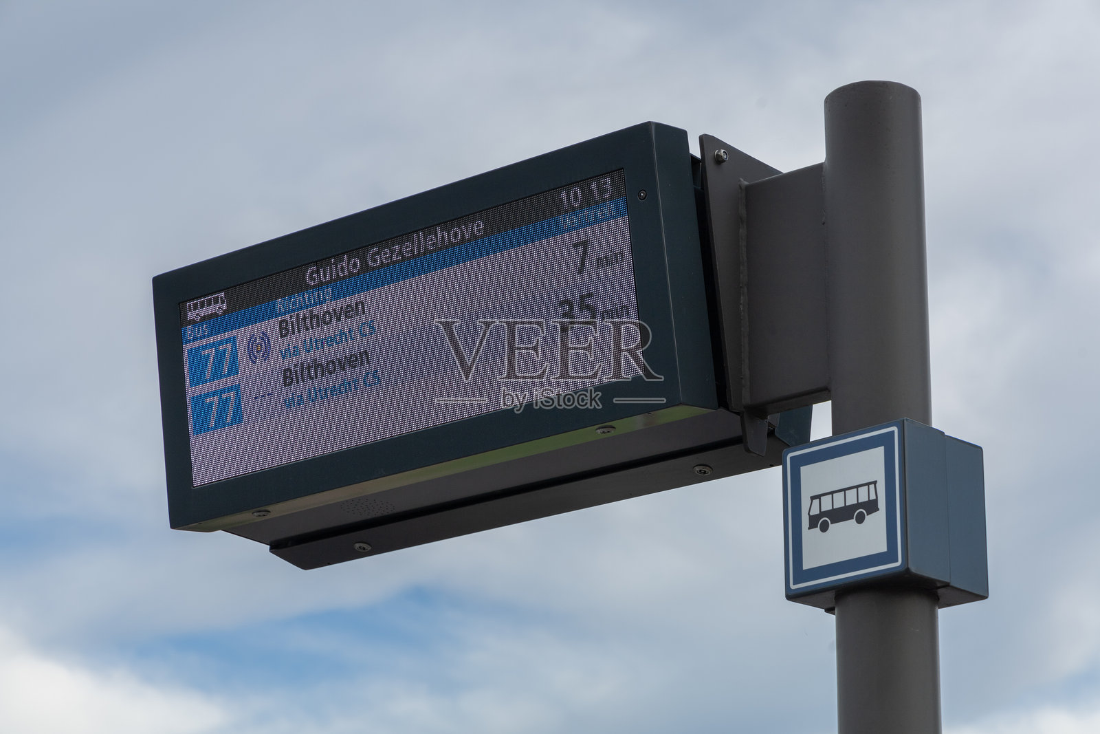 公交站牌带彩色LED显示屏照片摄影图片