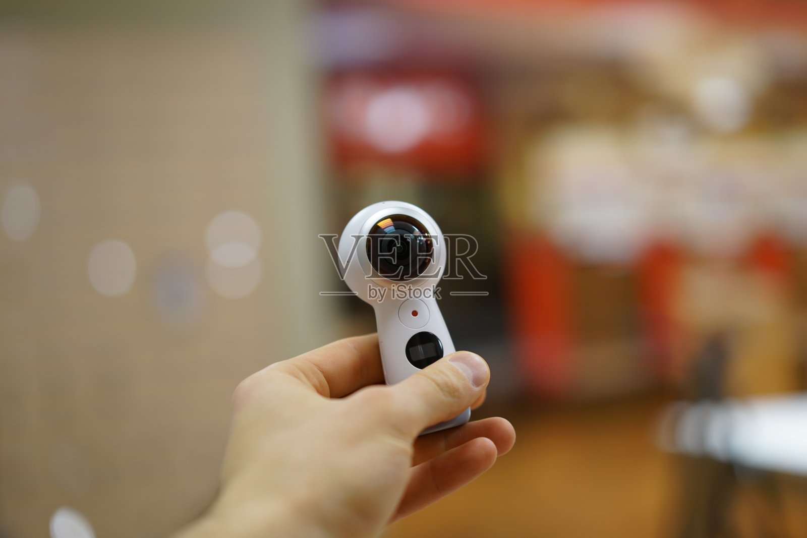 手握相机的特写镜头照片摄影图片