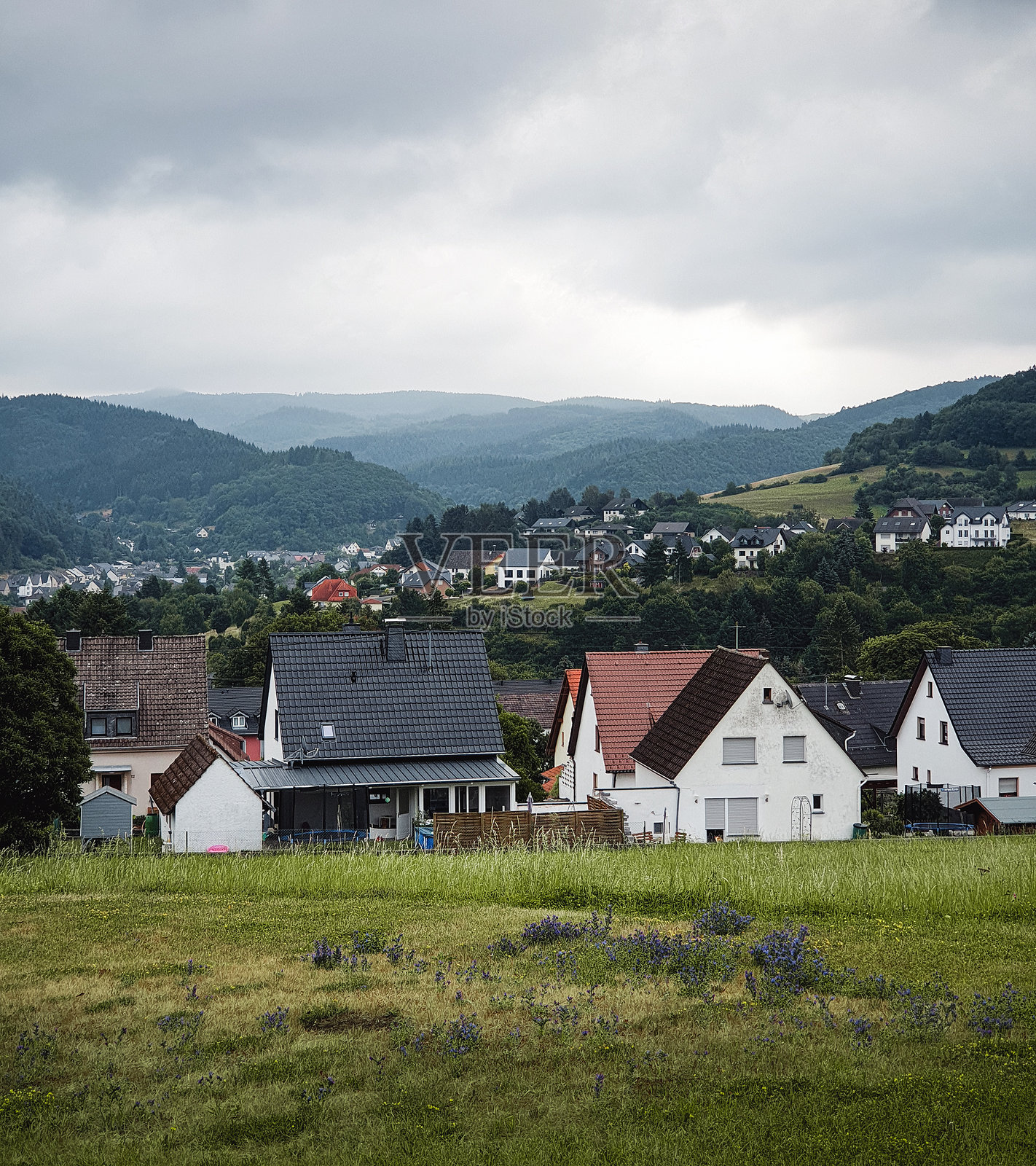丘陵乡村中的村庄。照片摄影图片