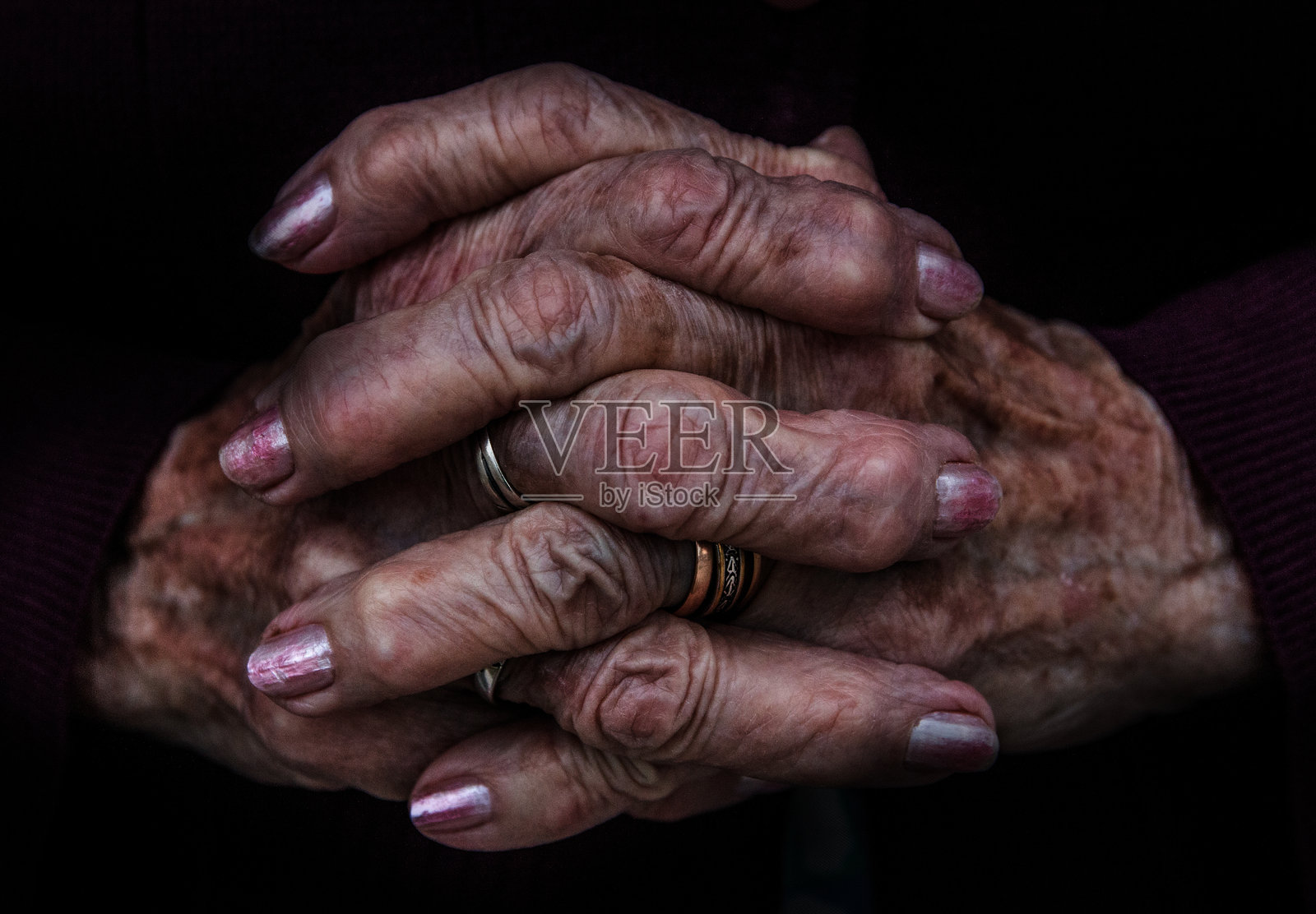 黑色背景下紧握的双手特写照片摄影图片