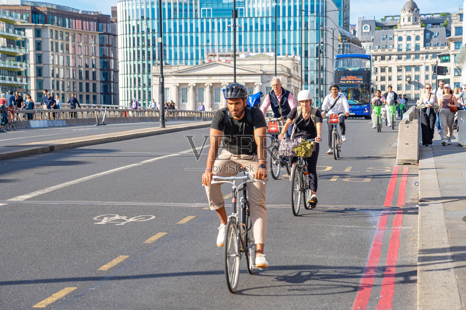 无数人在伦敦桥上高峰时段骑自行车穿行，伦敦照片摄影图片