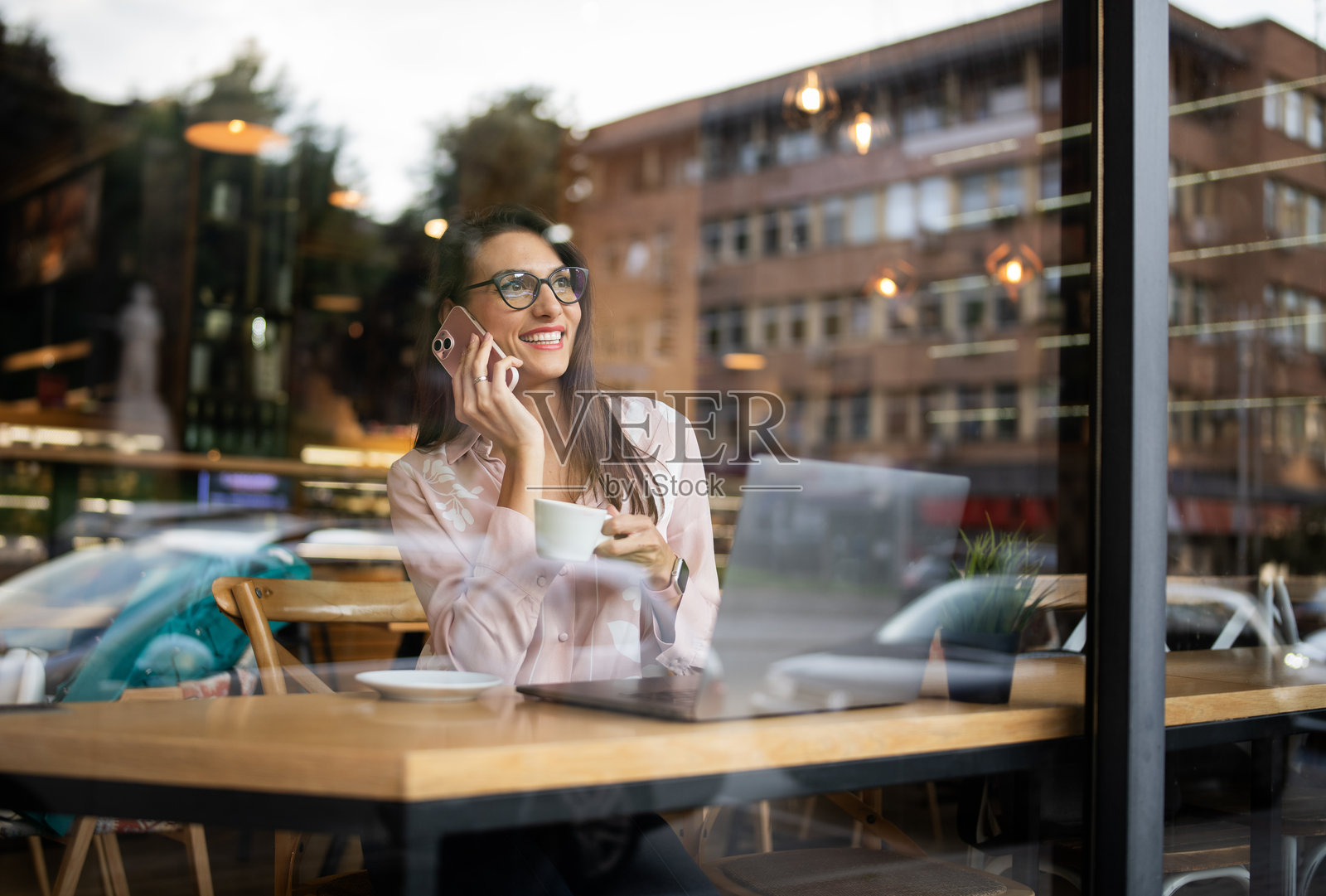 在办公室外高效工作。照片摄影图片