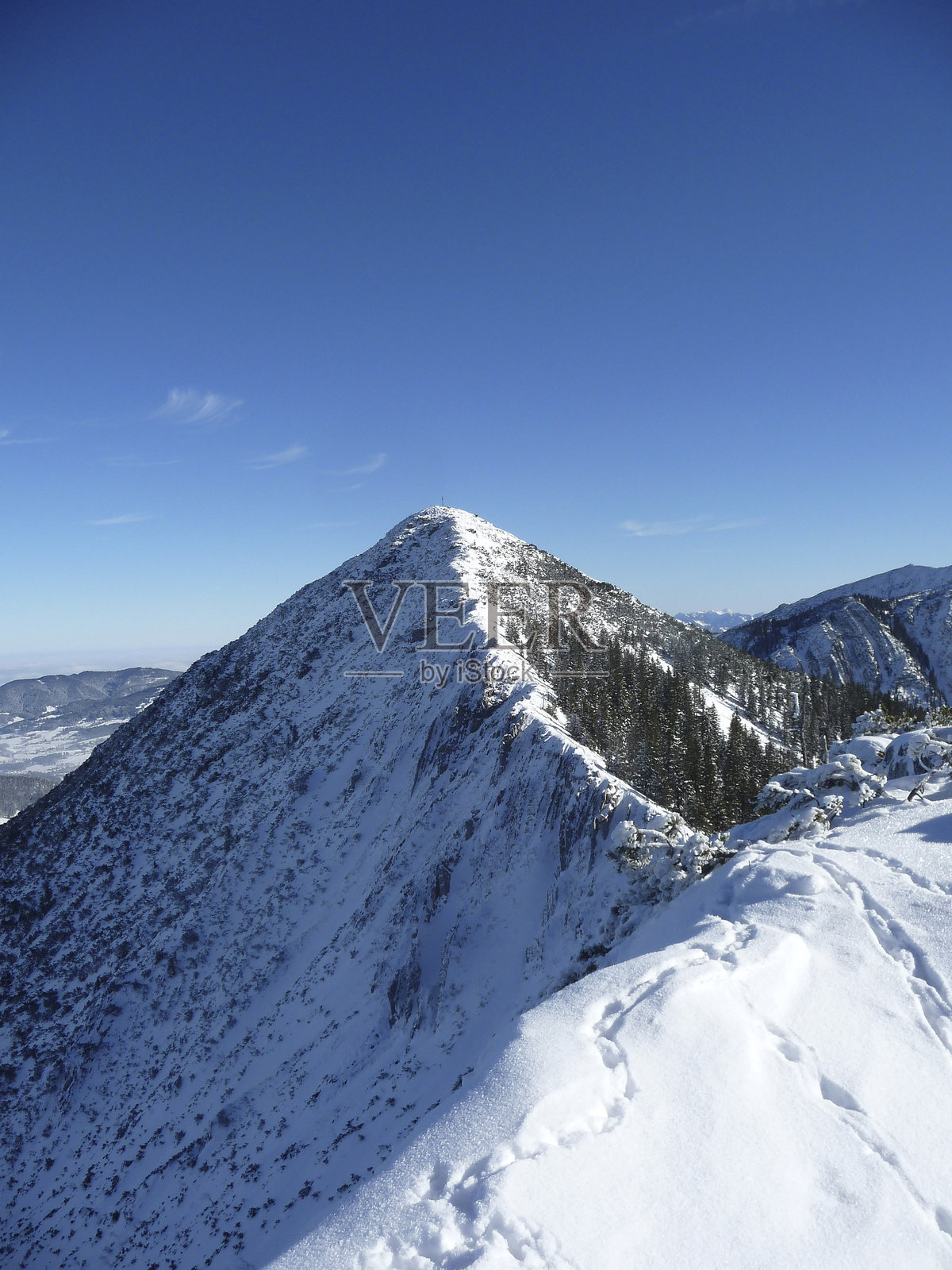 冬季在德国巴伐利亚的布雷赫斯皮策山徒步旅行照片摄影图片