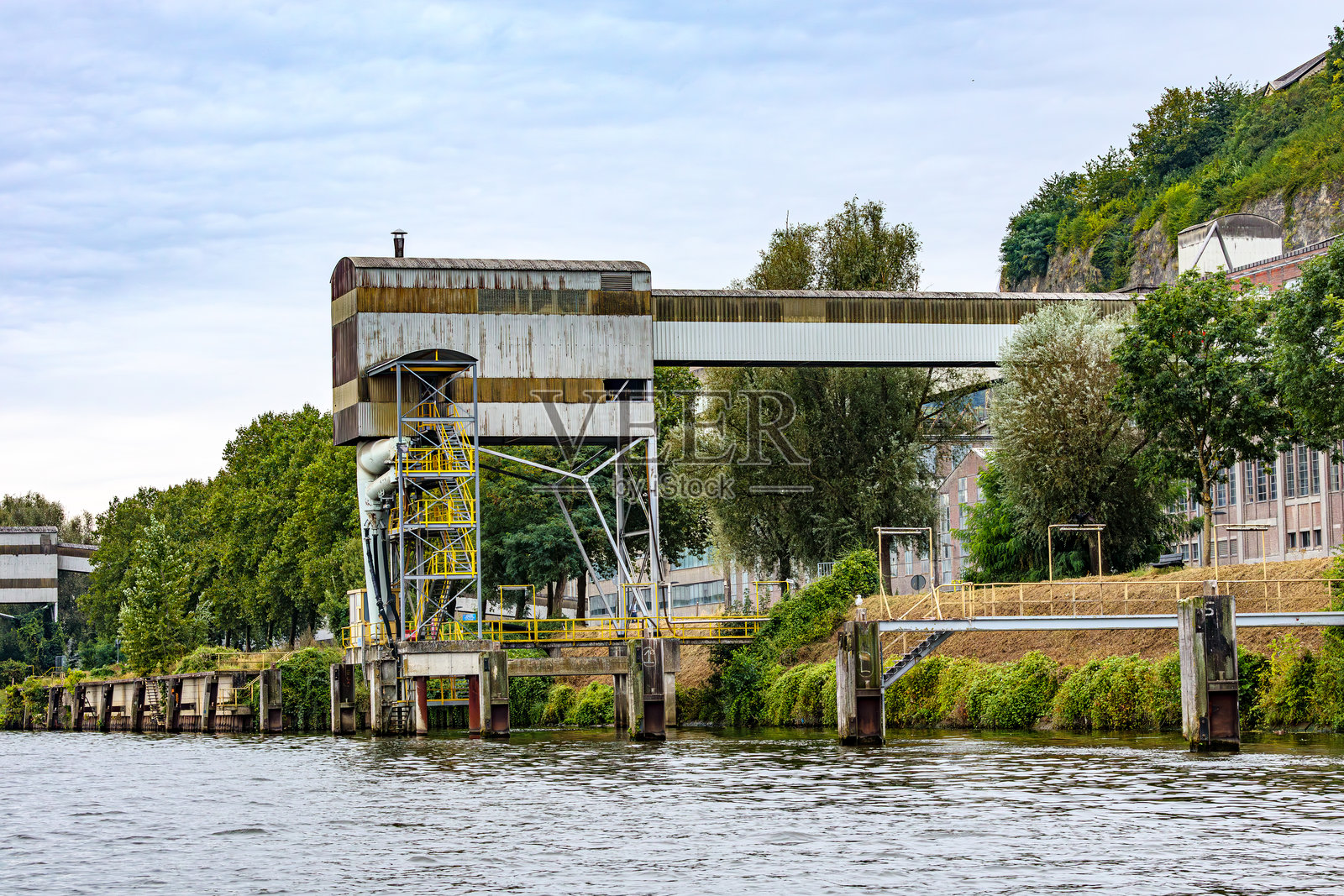 废弃和破败的散货码头的工业综合体照片摄影图片