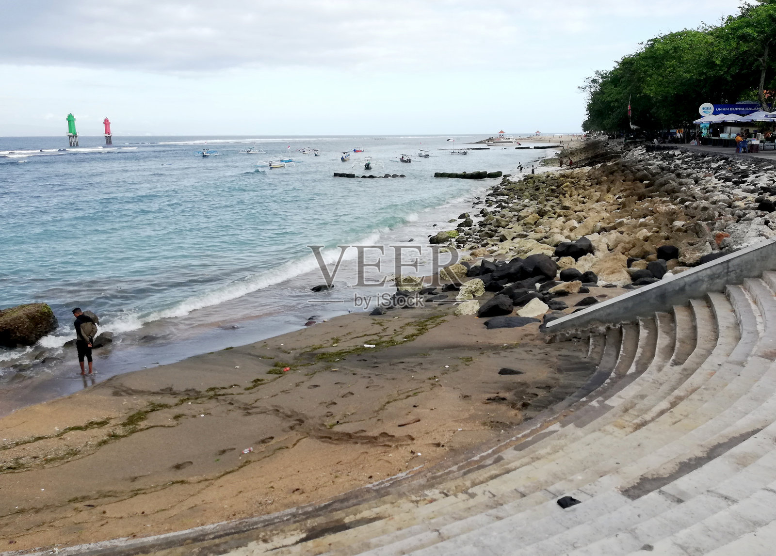 巴厘岛上著名且重要的港口，位于萨努尔村的萨努尔港，白天的码头和船只。照片摄影图片