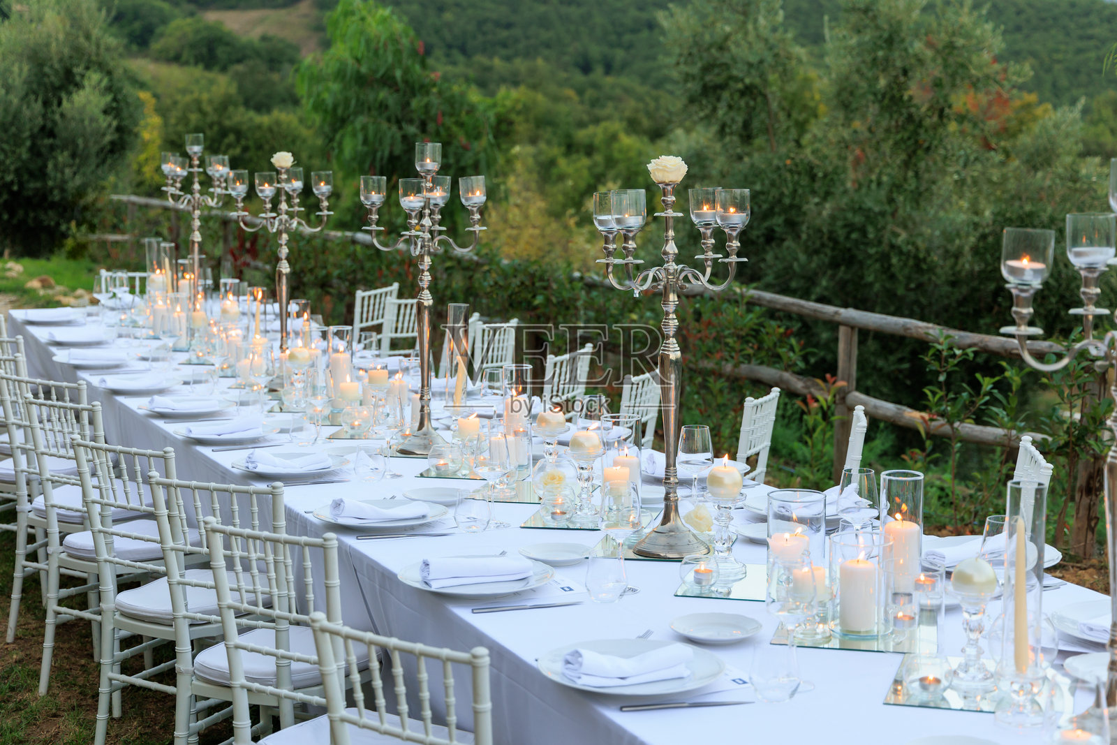 优雅的花园餐桌照片摄影图片