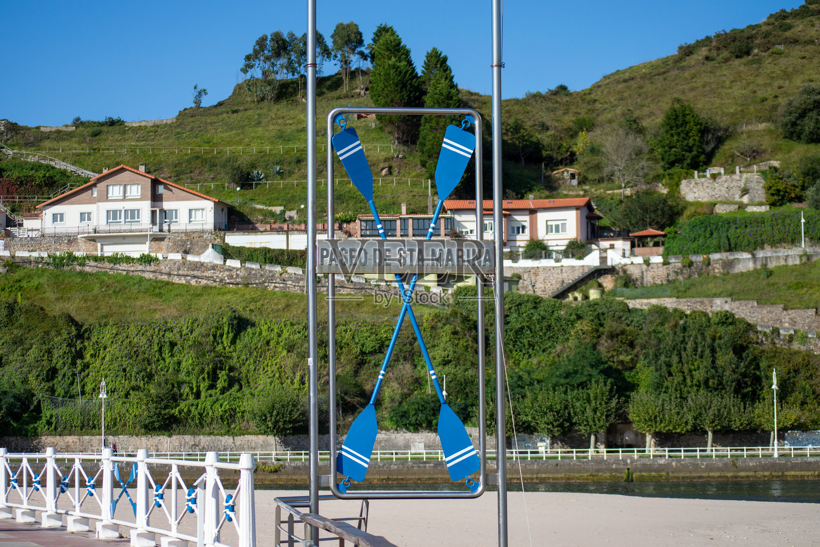 美丽的海边村庄照片摄影图片