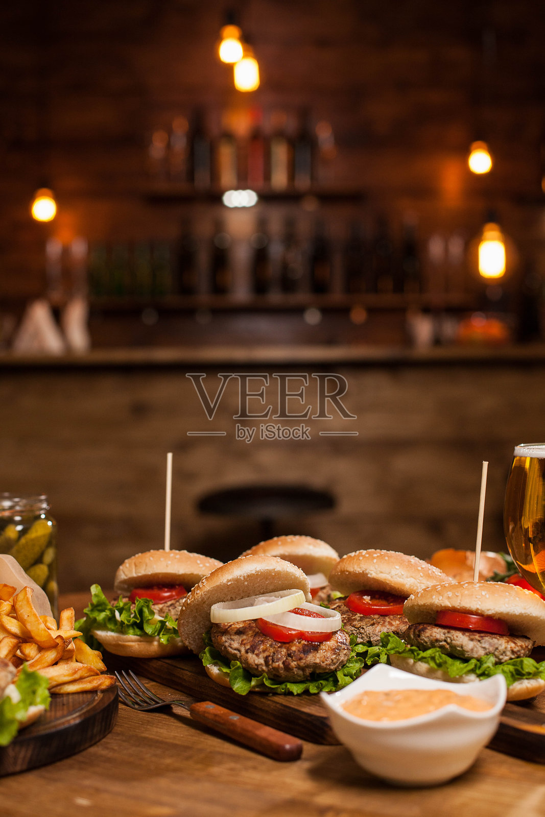 复古餐厅的桌子上摆满了美味的汉堡照片摄影图片