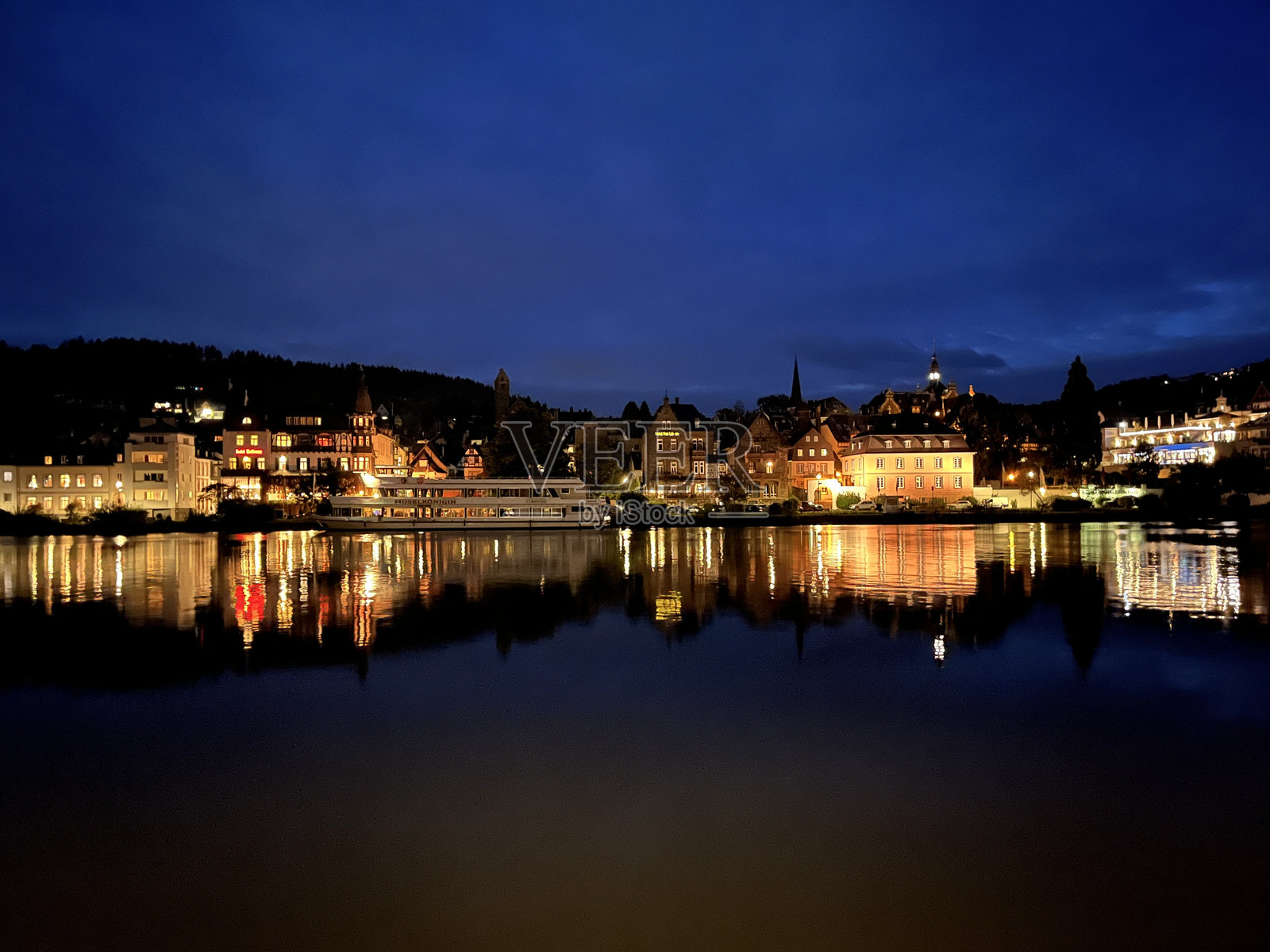 特拉本-特拉布赫是德国莱茵兰-普法尔茨州伯恩卡斯特尔-维特利希区的一个城镇，位于中摩泽尔河沿岸。照片摄影图片