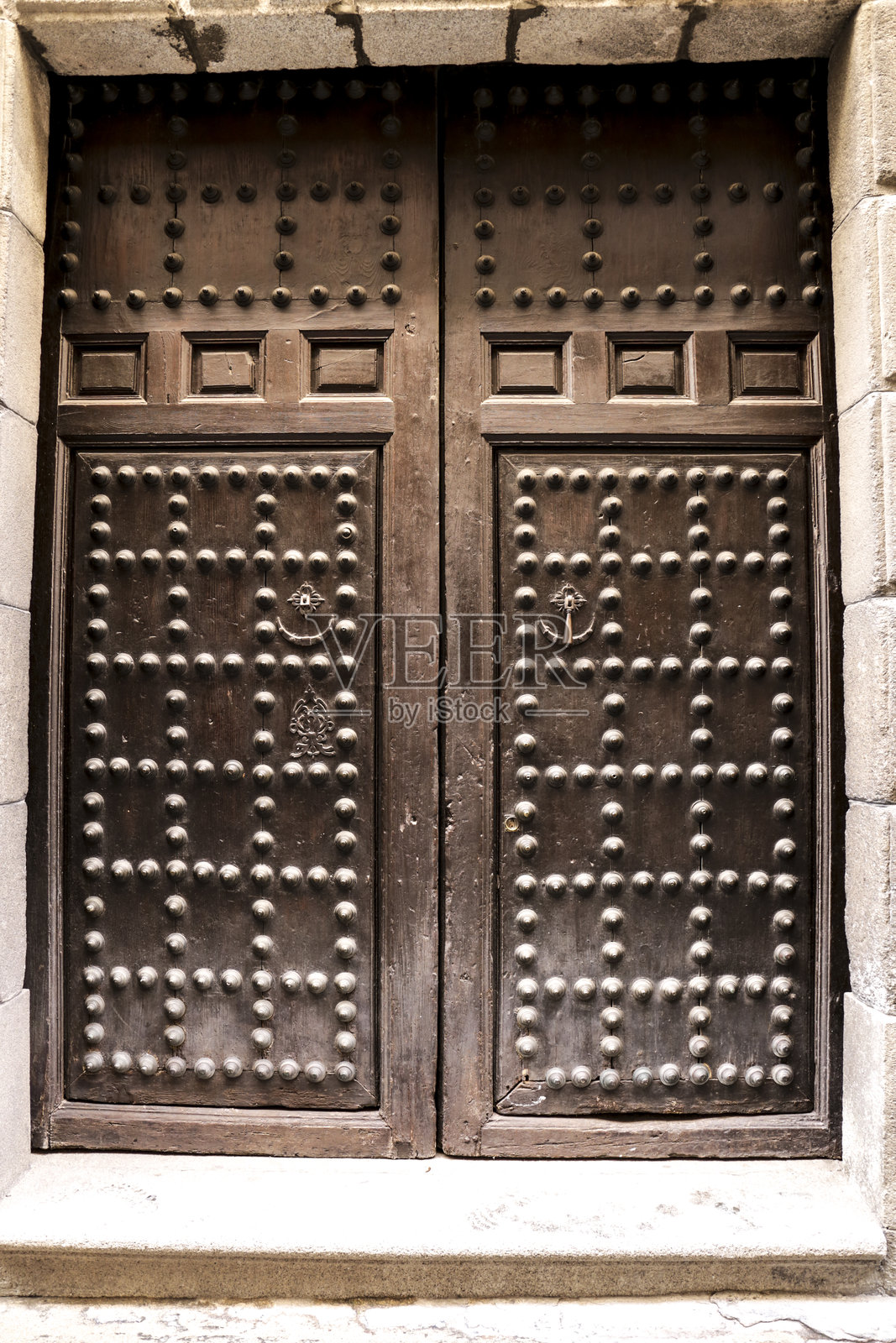复古门配有装饰性边框和锻造金属细节照片摄影图片