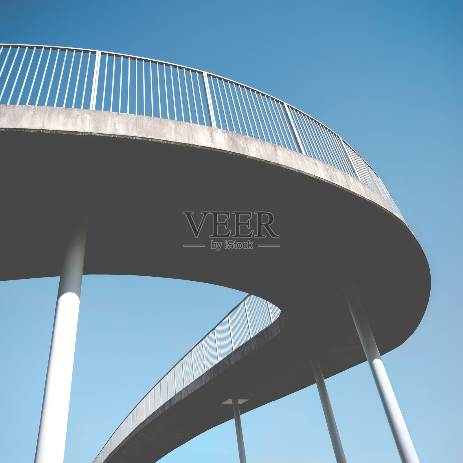 城市抬升的弯曲人行道照片摄影图片