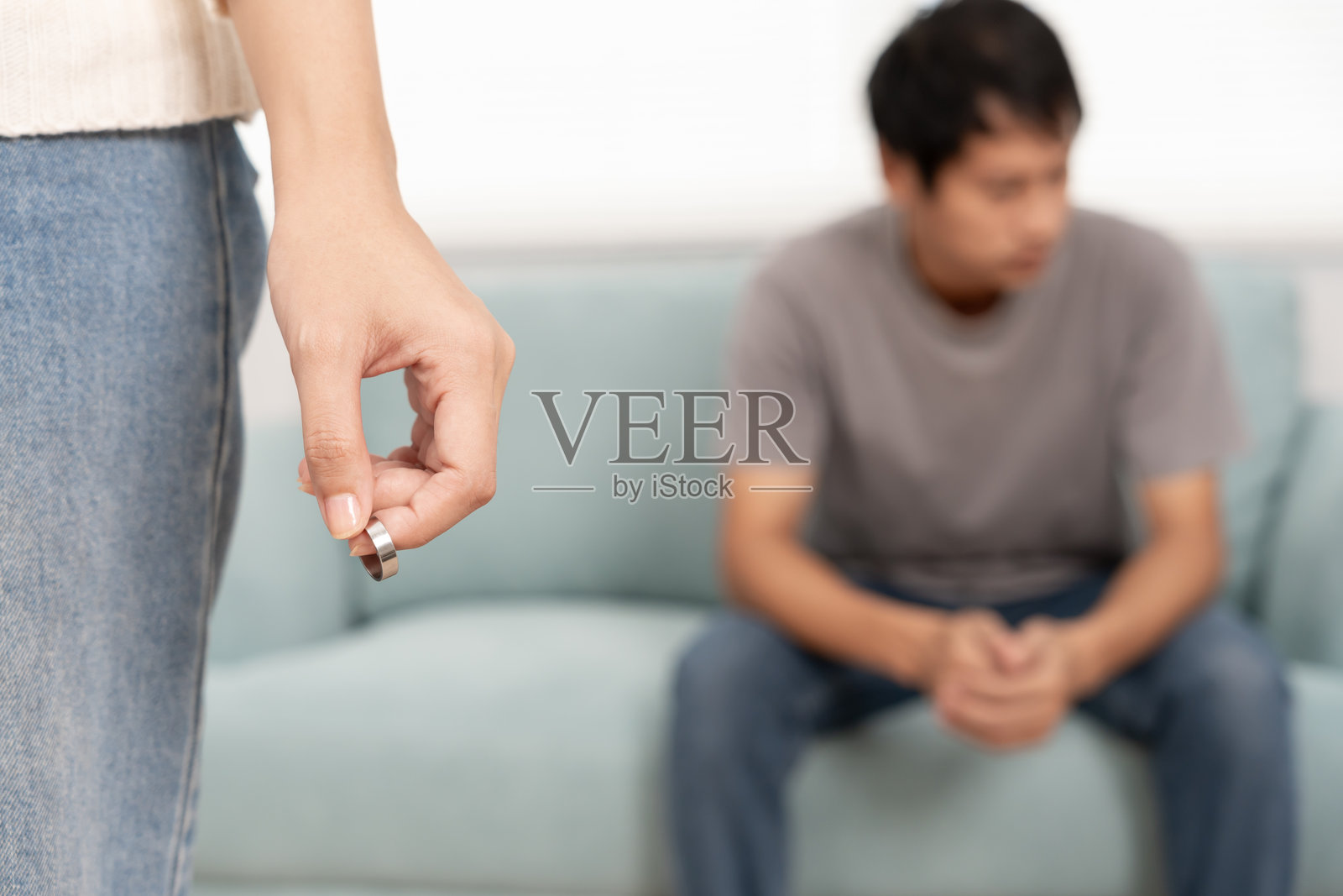 离婚与争吵：夫妻婚姻破裂后的绝望与失望，因争吵而悲伤、沮丧和沮丧。不信任、爱情问题、背叛、家庭问题。照片摄影图片