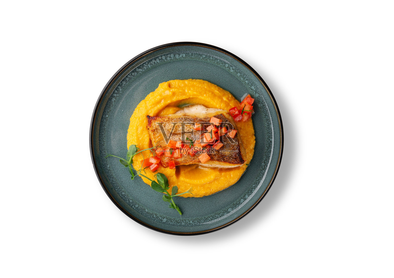 俄罗斯菜。白色背景上的炸梭鱼配南瓜泥照片摄影图片