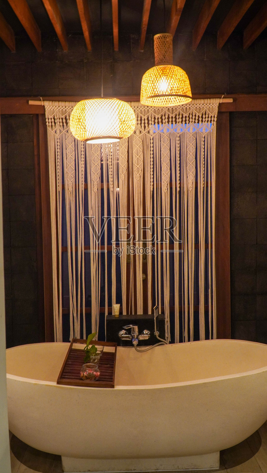 豪华酒店中的优雅浴缸照片摄影图片