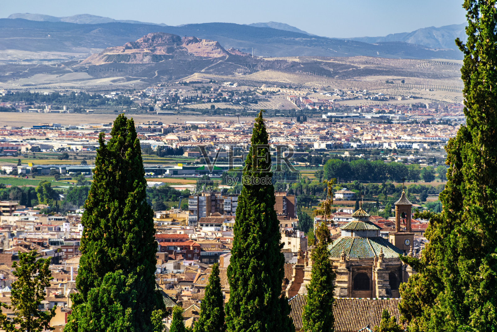 格拉纳达市的景观，教堂和树木相映成趣照片摄影图片