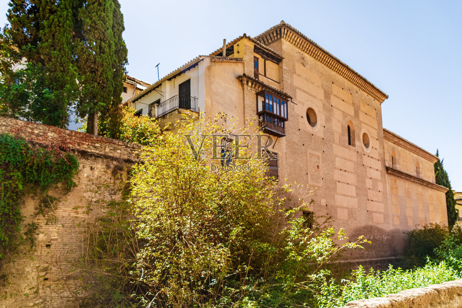 一栋带有阳台的建筑，顶部还有一个阳台照片摄影图片