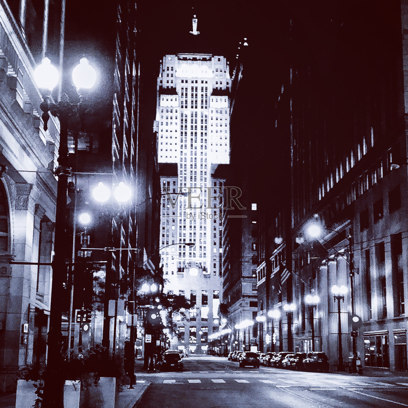 芝加哥夜景：灯光璀璨的城市峡谷照片摄影图片