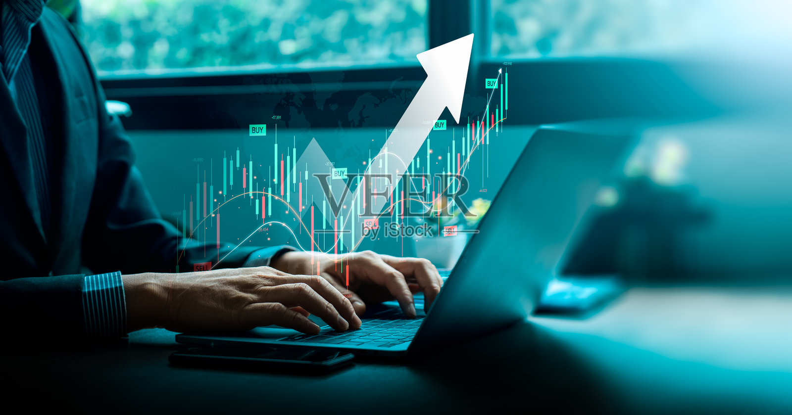 商人正在使用笔记本电脑和平板电脑分析股市趋势，伴随向上的箭头和交易数据，代表现代科技中的金融增长和投资策略，外汇交易。照片摄影图片
