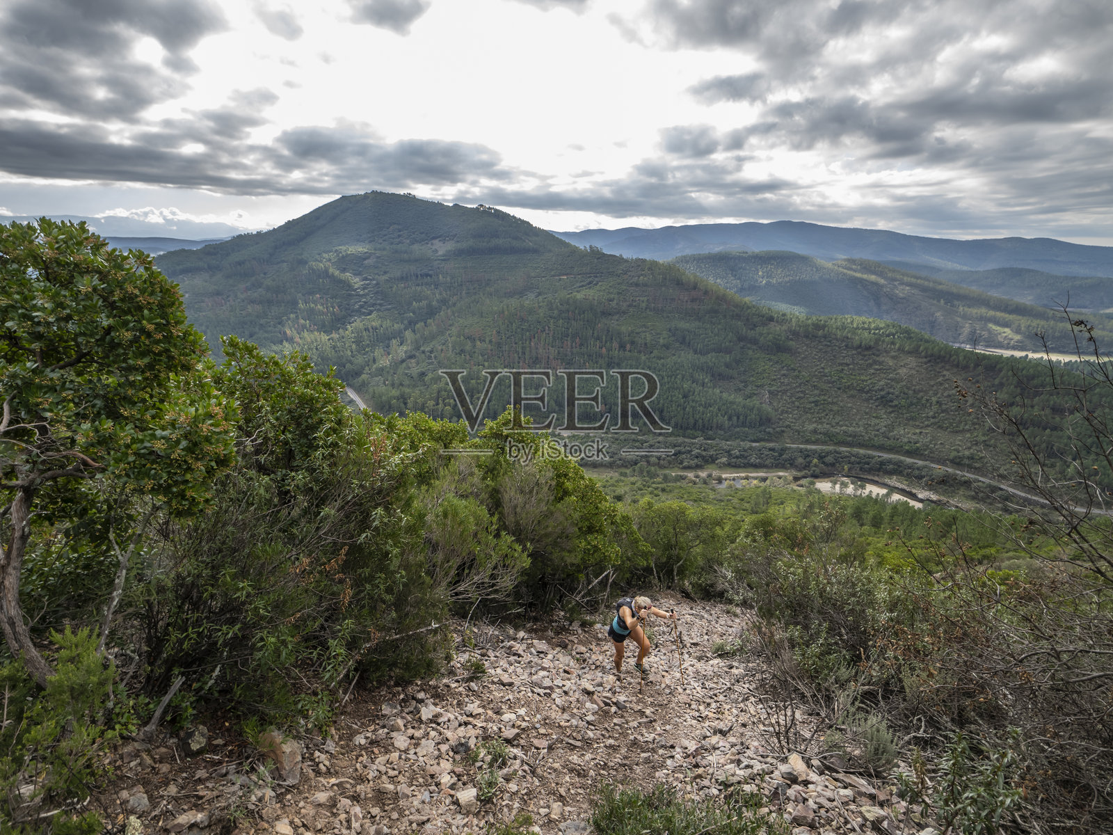 在弗朗西亚山脉地区陡峭地形上的徒步旅行者照片摄影图片